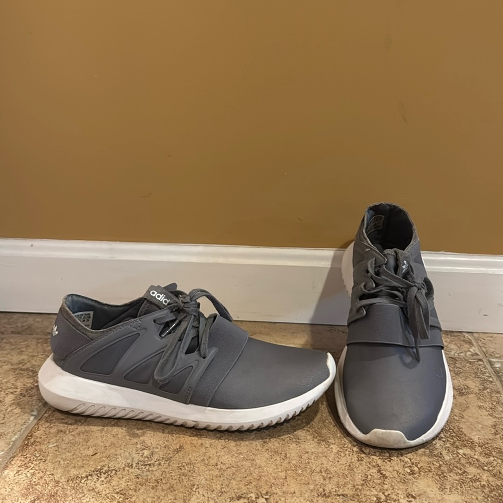 Women’s Grey Adidas Tubular Viral Size 7